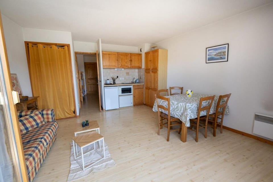 Kitchen or kitchenette, Living room, Seating area, Dining area, oven, stove