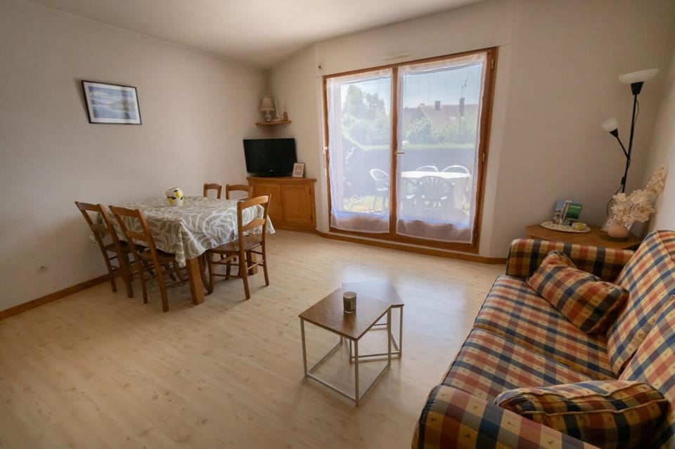 Communal lounge/ TV room, TV and multimedia, Living room, Dining area