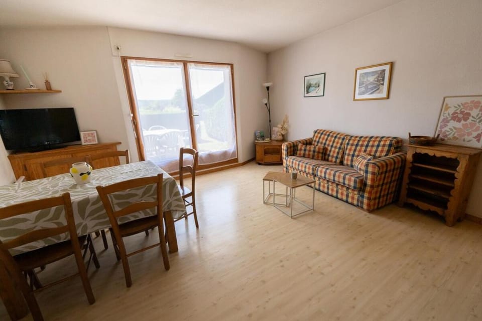 Communal lounge/ TV room, TV and multimedia, Living room, Seating area, Dining area