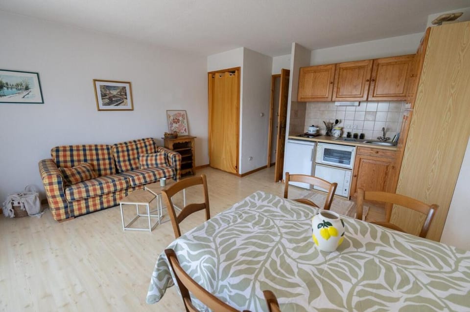Kitchen or kitchenette, Living room, Seating area, Dining area, stove