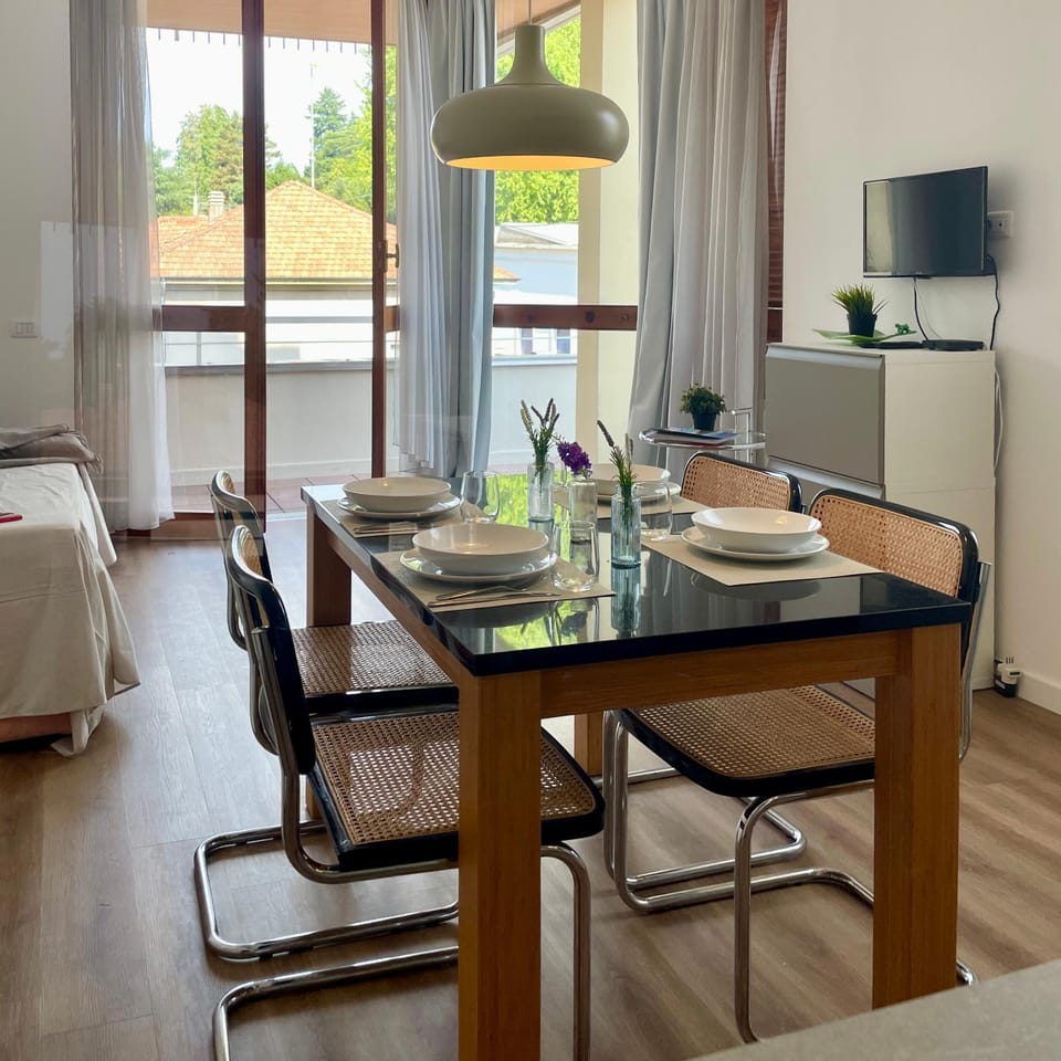 TV and multimedia, Kitchen or kitchenette, Living room, Seating area