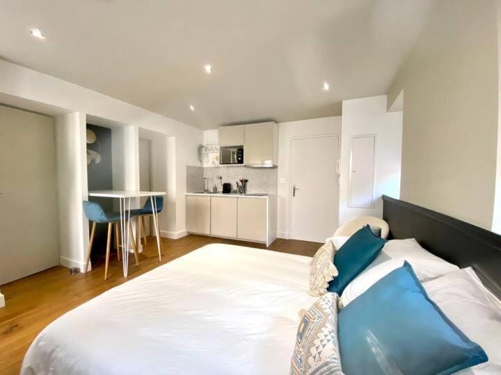 Bed, Photo of the whole room, Dining area, oven, stove