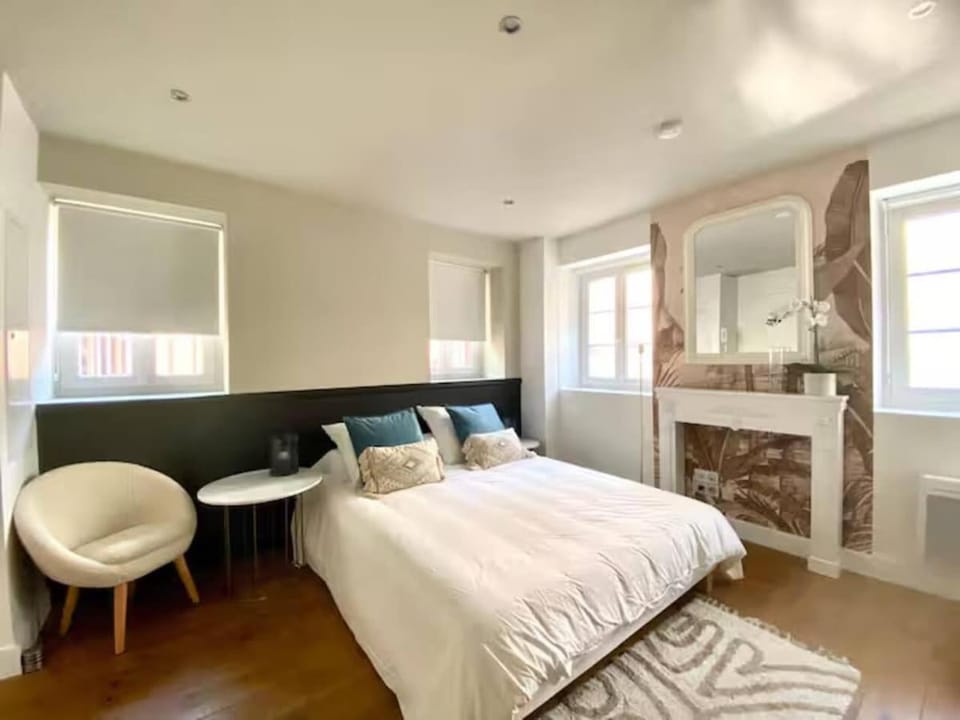 Bed, Photo of the whole room