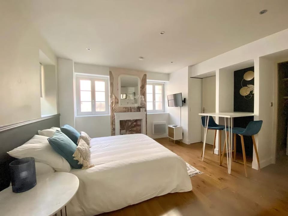 Bed, TV and multimedia, Living room, Photo of the whole room, Seating area
