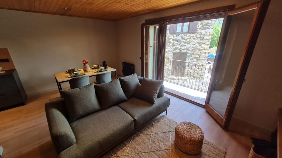 TV and multimedia, Living room, Dining area, Landmark view
