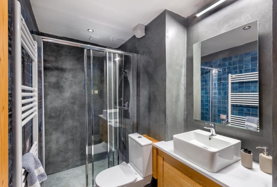 Shower, Toilet
