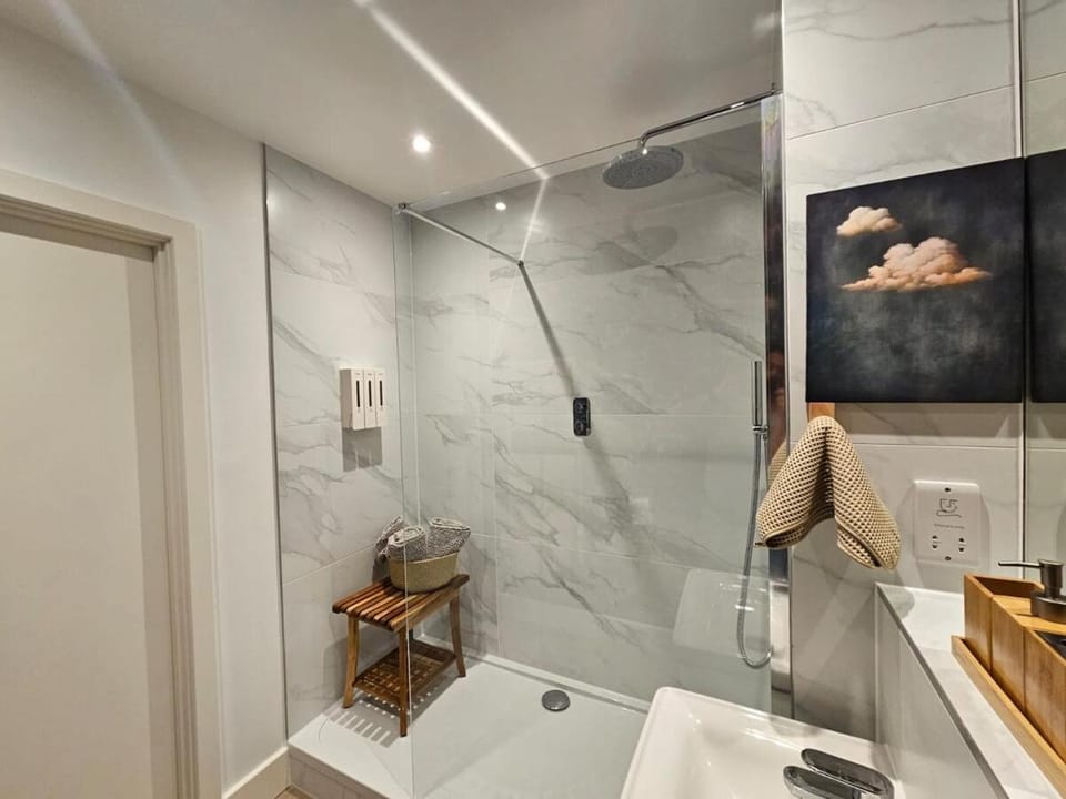 Modern Studio Near London Apartment in Kingston upon Thames