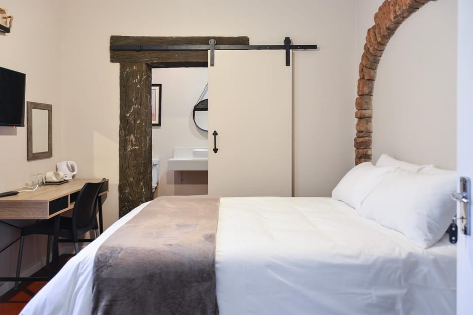 Toilet, Bed, Bathroom, TV and multimedia, Bedroom