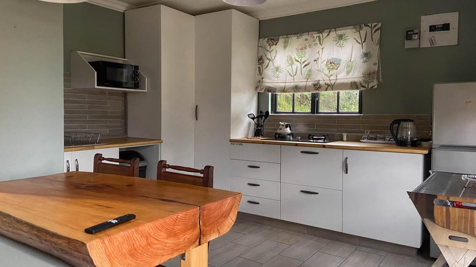 Kitchen or kitchenette, Dining area, stove