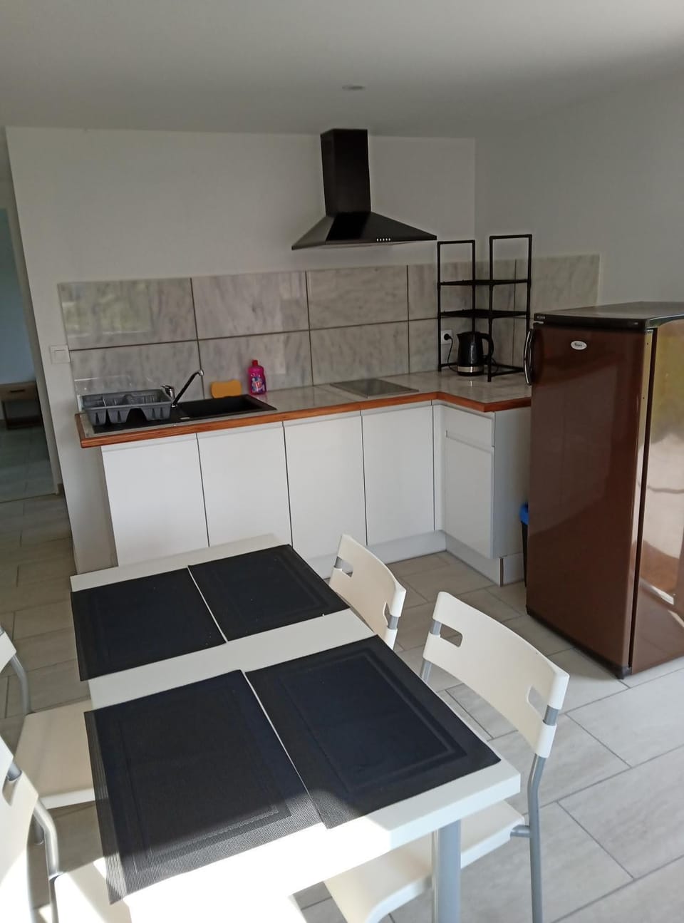 Kitchen or kitchenette, microwave, stove