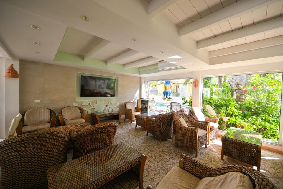 Communal lounge/ TV room, Garden view