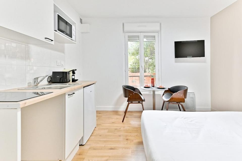 Bed, Kitchen or kitchenette, Photo of the whole room