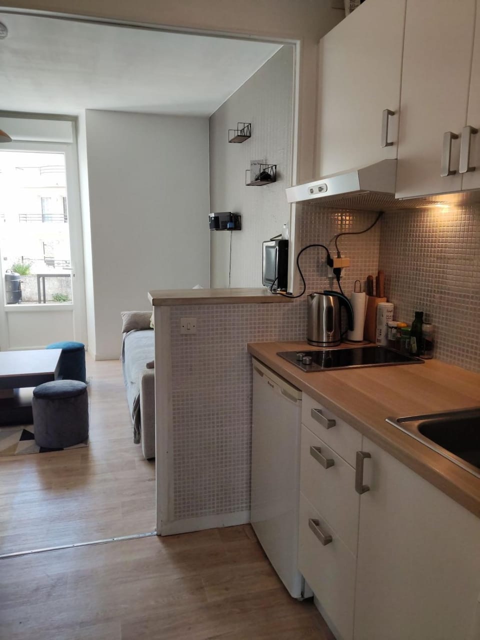 Coffee/tea facilities, Kitchen or kitchenette, stove