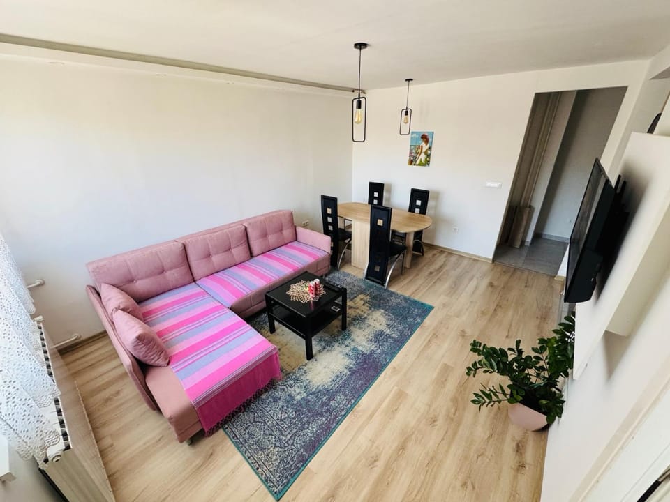 TV and multimedia, Living room, Seating area, Dining area