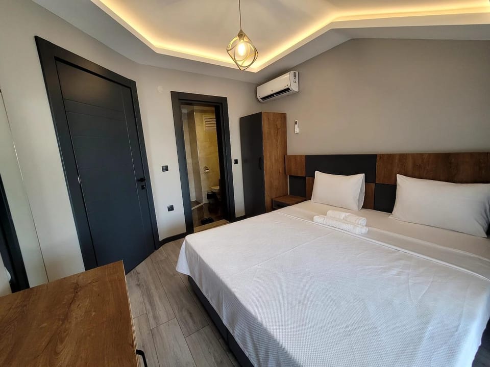 Bed, Bathroom, Photo of the whole room, Bedroom, wardrobe, air conditioner