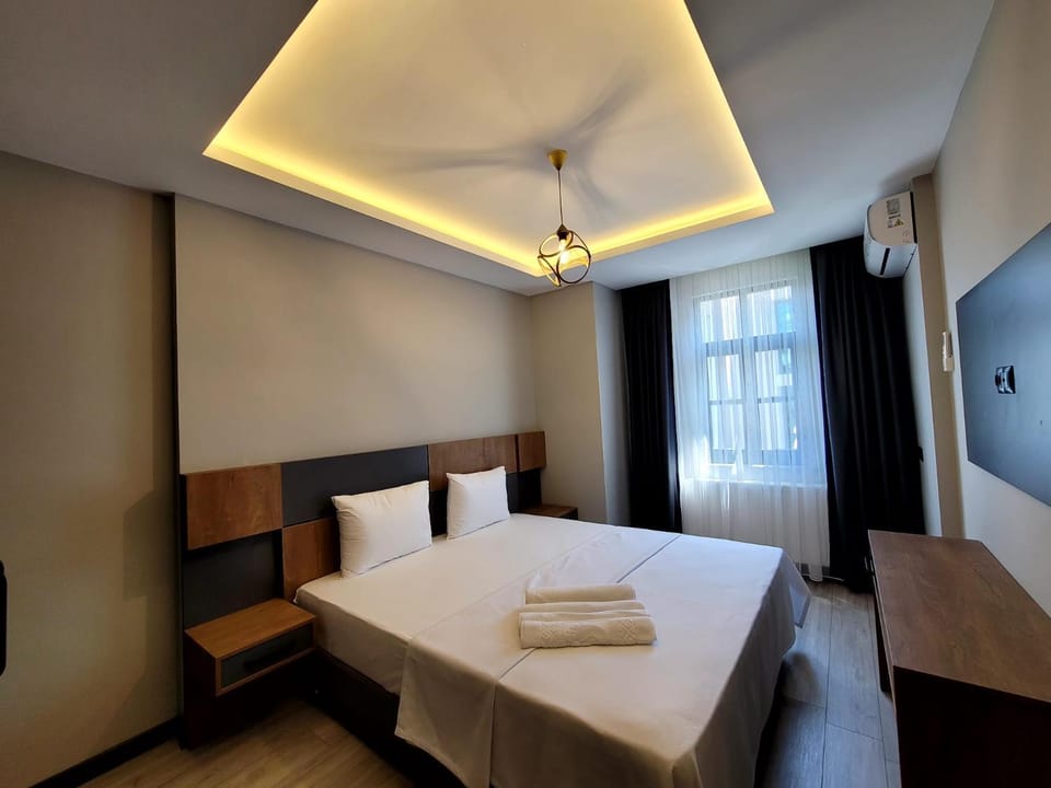 Bed, Bedroom, towels