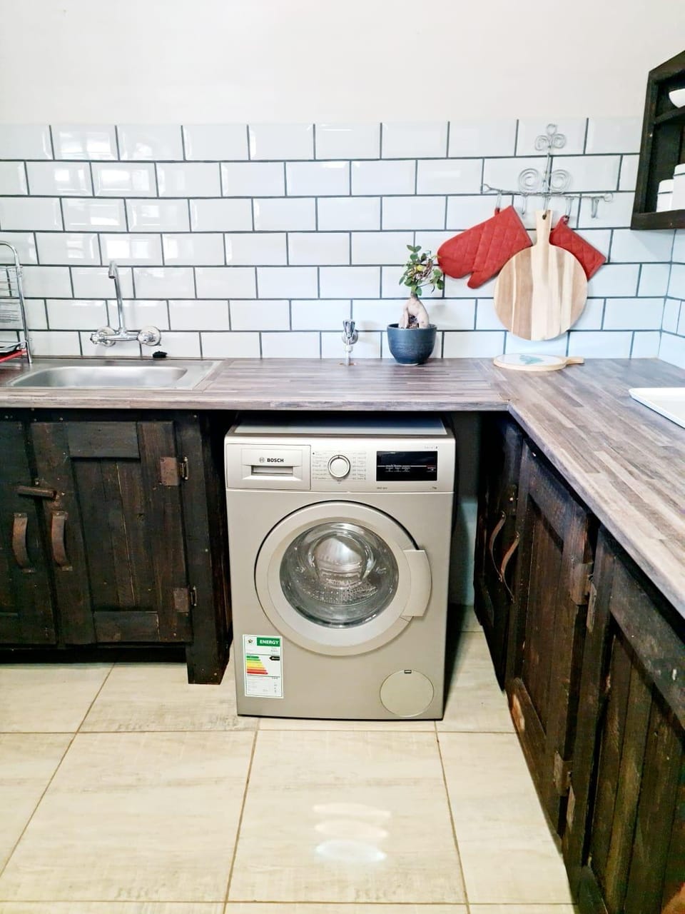 Kitchen or kitchenette, washing machine