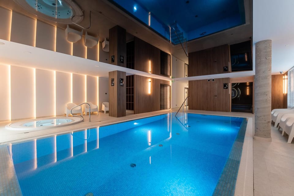 Spa and wellness centre/facilities, Pool view, Swimming pool, sunbed
