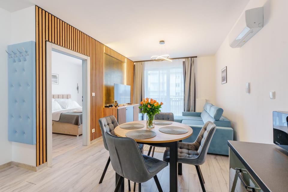 Bed, TV and multimedia, Living room, Photo of the whole room, Seating area, Dining area, Bedroom