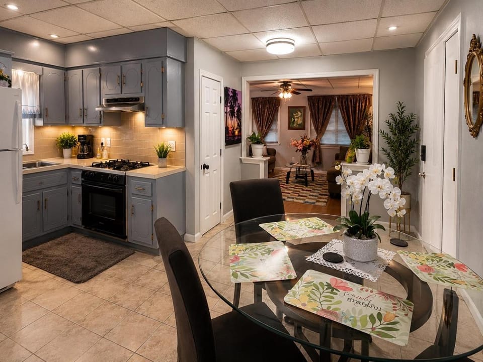 Kitchen or kitchenette, Dining area
