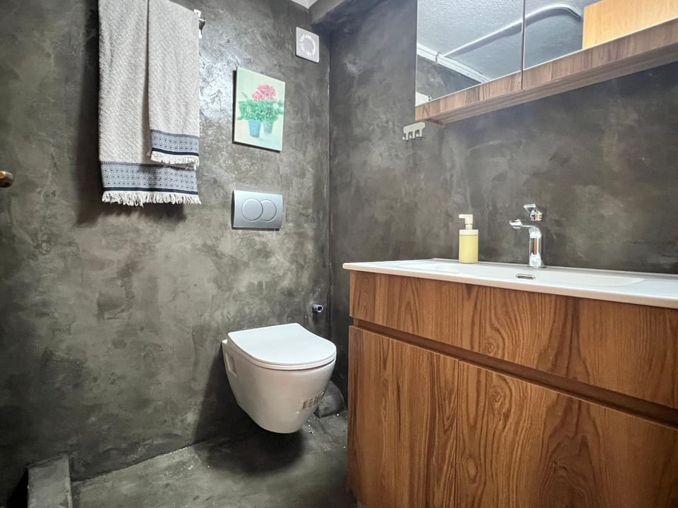 Shower, Toilet