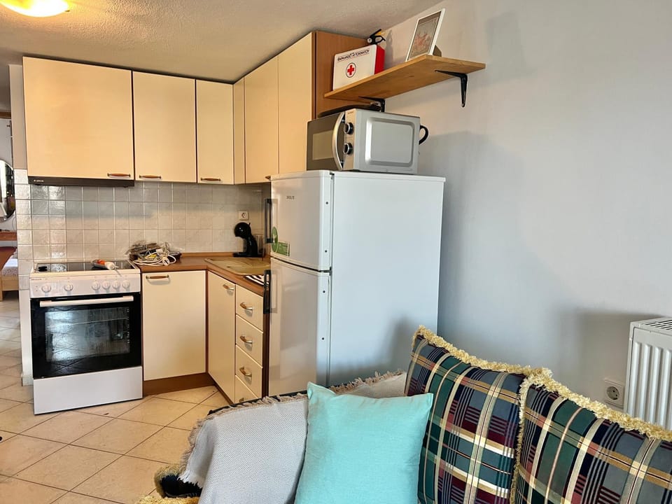 Seating area, Dining area, pet friendly, stove