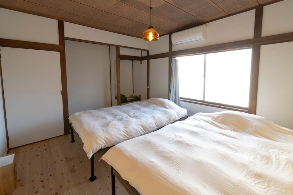 Photo of the whole room, Bedroom