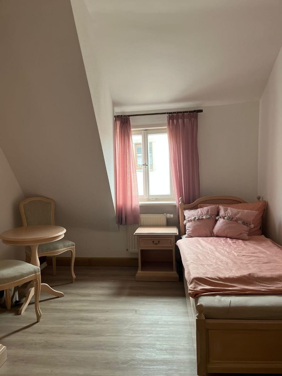 Bed, Photo of the whole room, Seating area