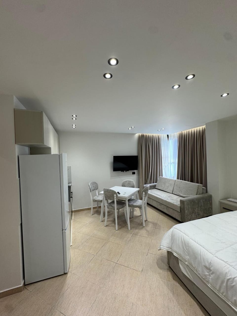 Bed, TV and multimedia, Kitchen or kitchenette, Living room, Photo of the whole room, Seating area, Bedroom, oven, wardrobe