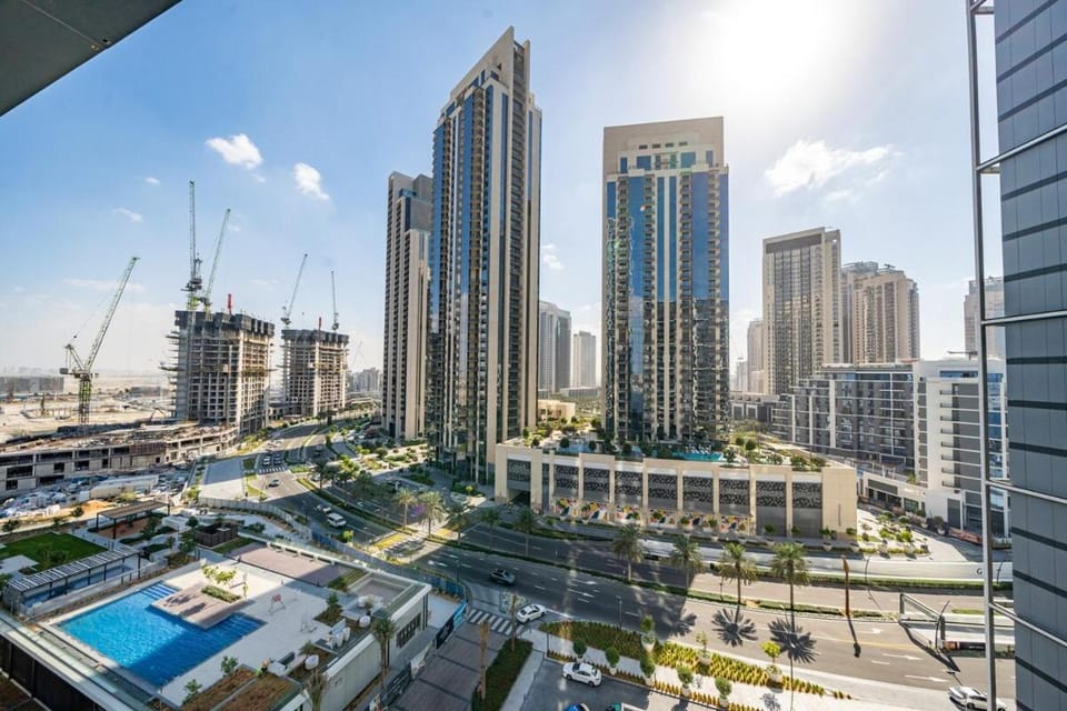 Modern 1 BR in Creek Edge Ideal Family Living Apartment in Dubai