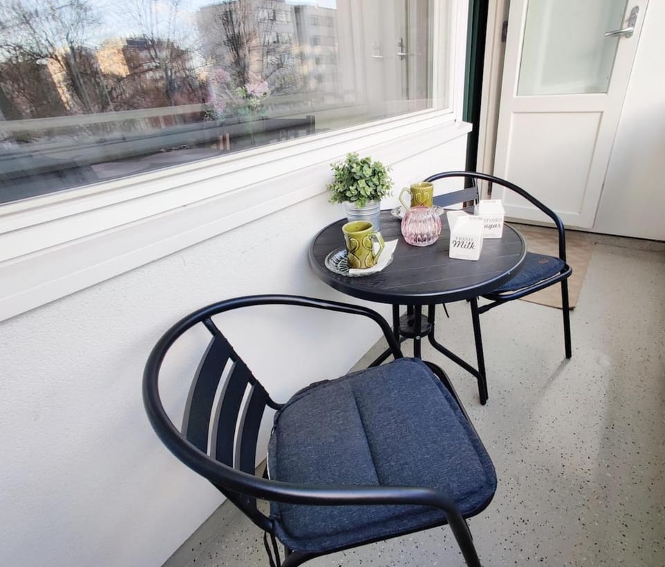 Patio, Day, Seating area, Dining area