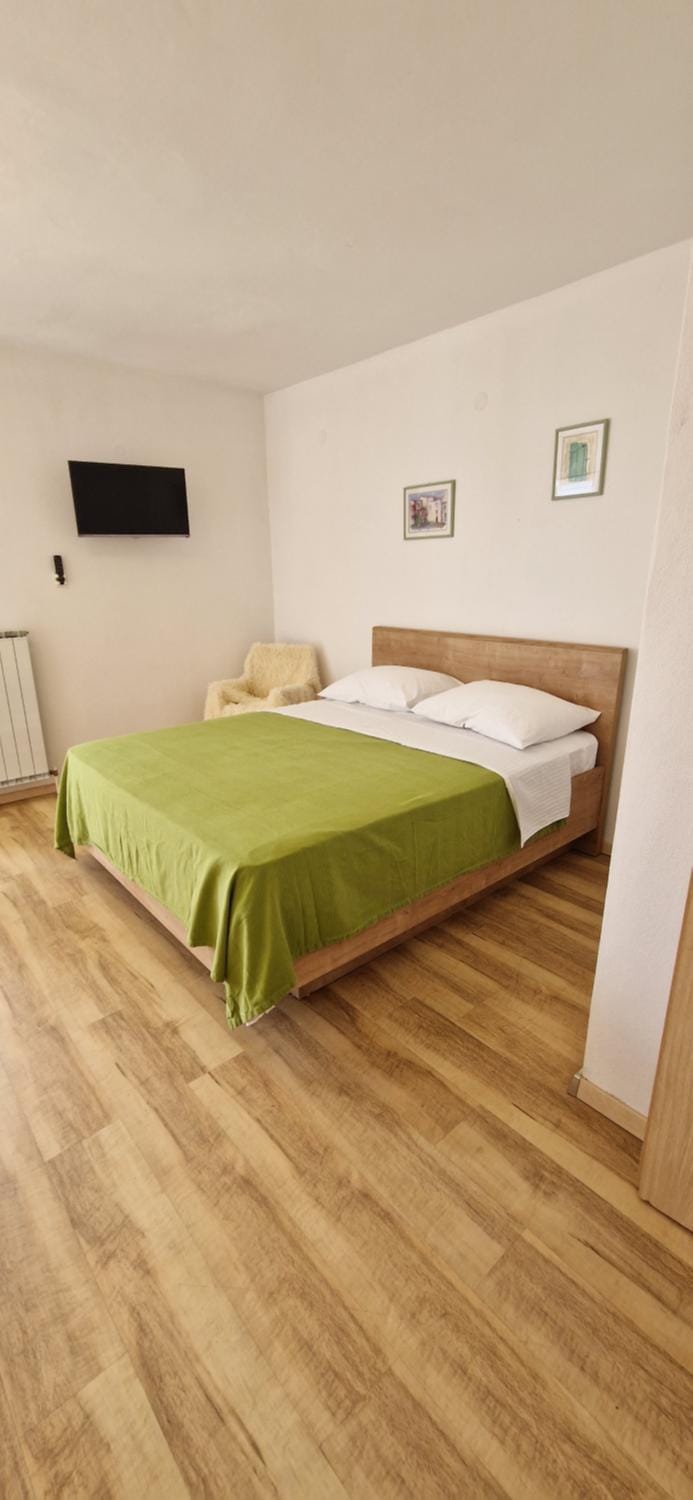 Bed, TV and multimedia, Bedroom