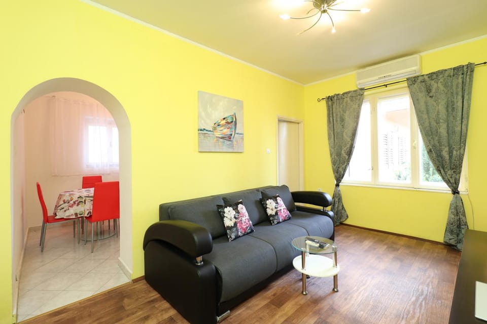 Apartment Opatija 365, steps from the sea & city center, free street parking Apartment in Opatija