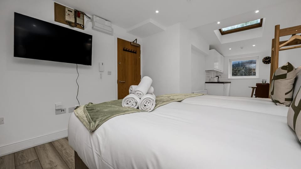 Bed, TV and multimedia, towels