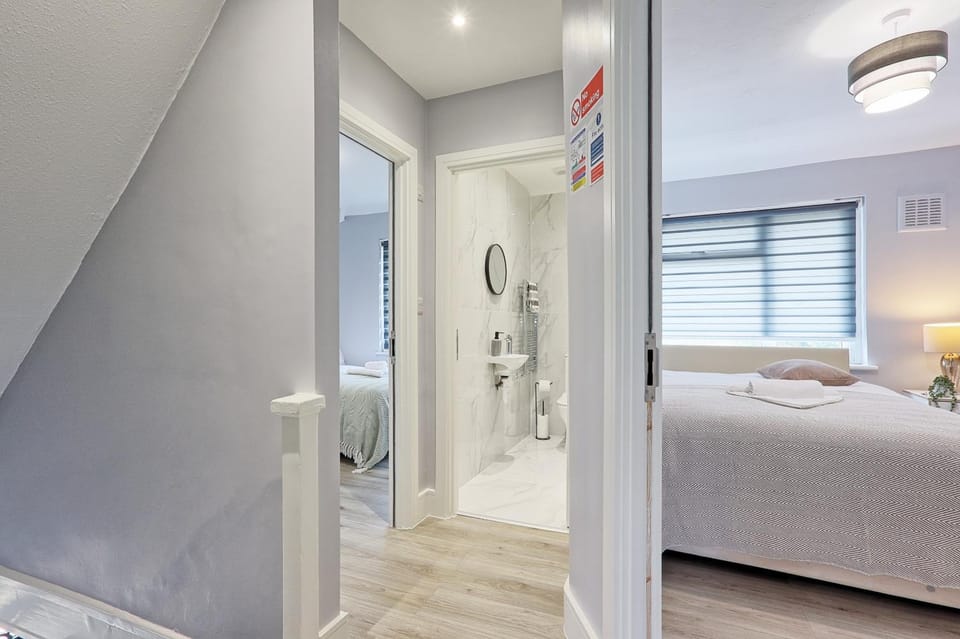 Toilet, Bed, Bathroom, Photo of the whole room, Bedroom, towels