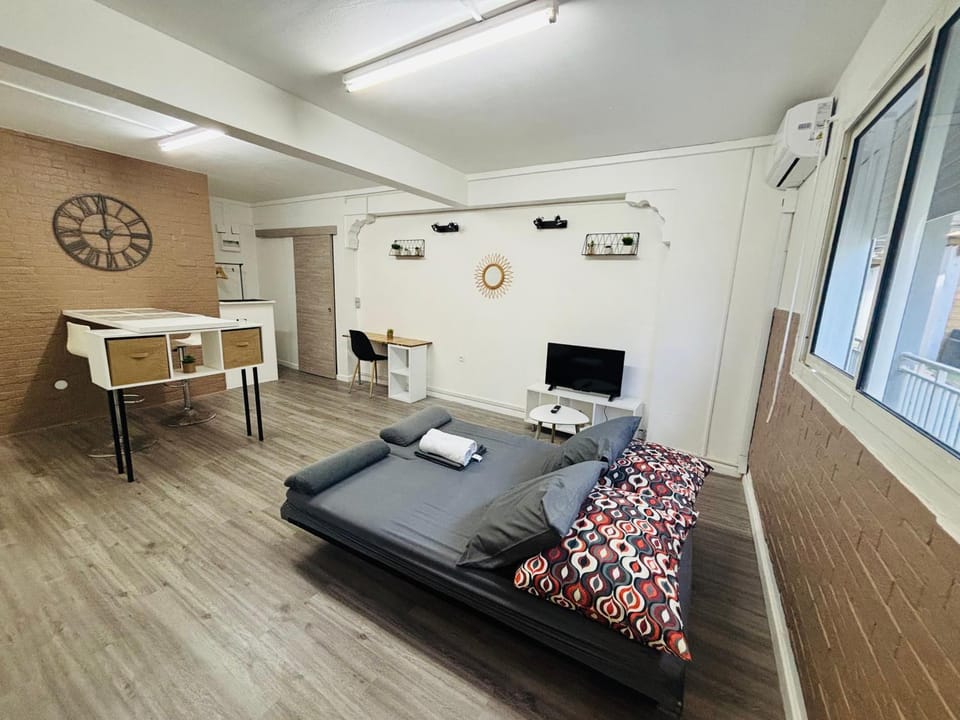Bed, TV and multimedia, Photo of the whole room, Seating area, Dining area, Bedroom, air conditioner