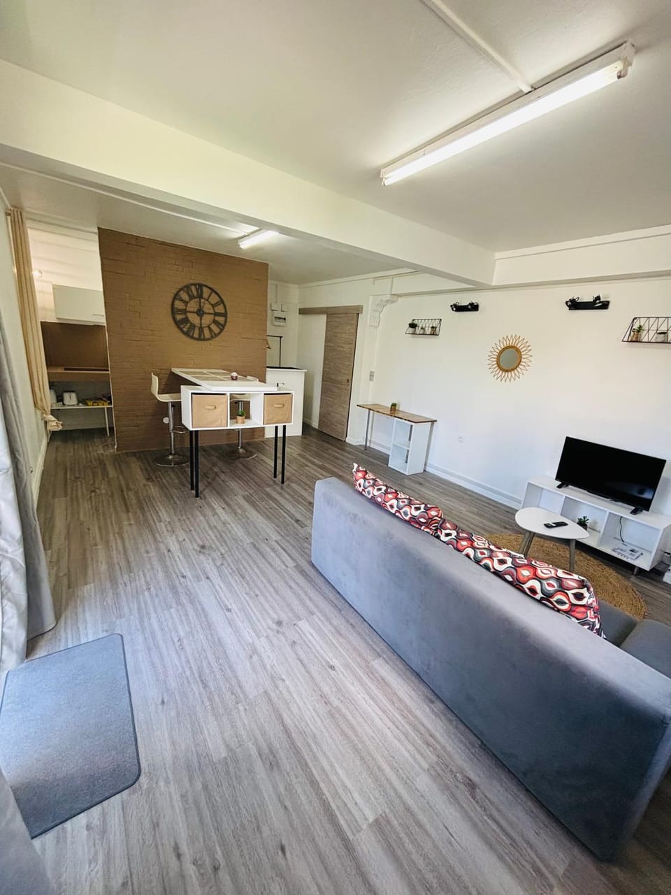 TV and multimedia, Living room, Seating area, Dining area