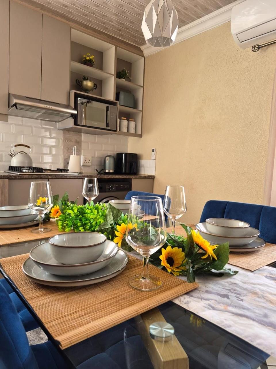 Kitchen or kitchenette, Food and drinks, Dining area, Food, Drinks