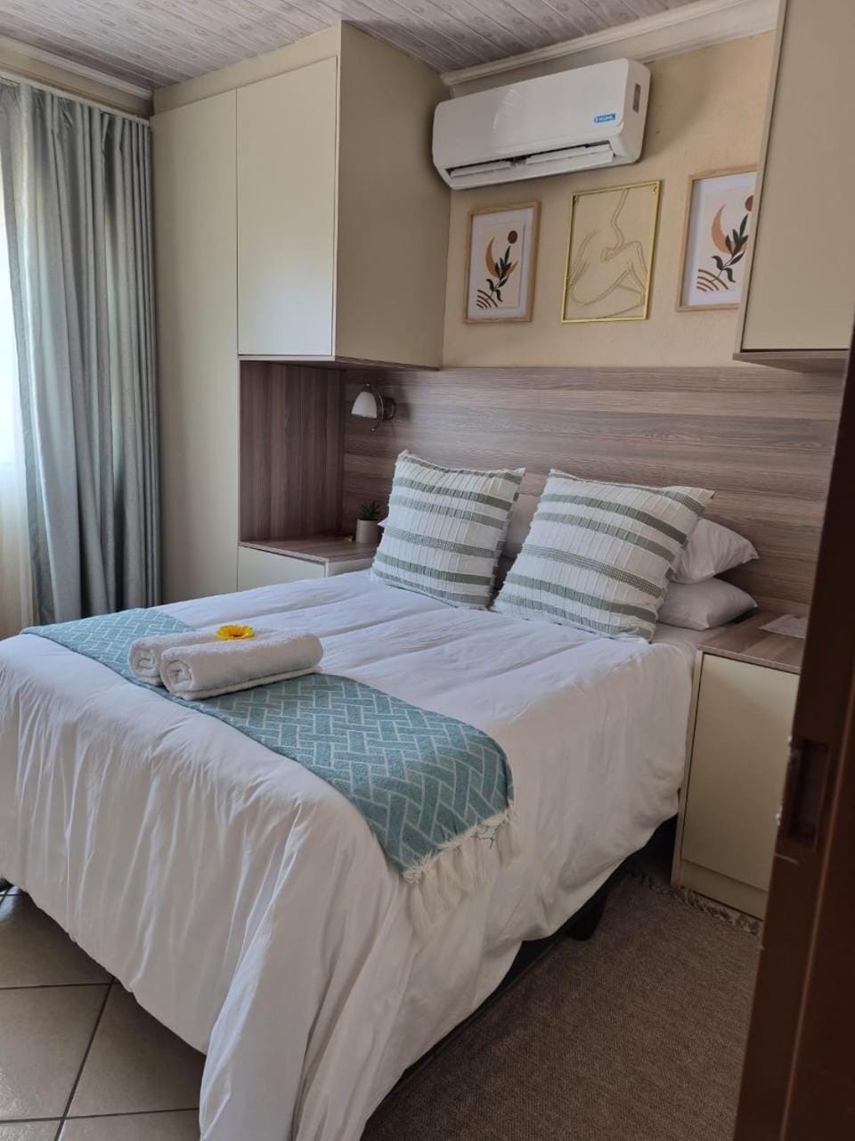 Bed, Photo of the whole room, Bedroom, air conditioner
