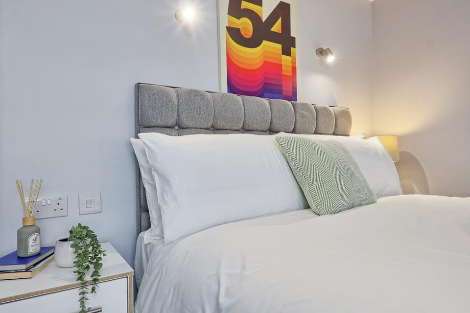 Bed, Photo of the whole room, Decorative detail, Bedroom