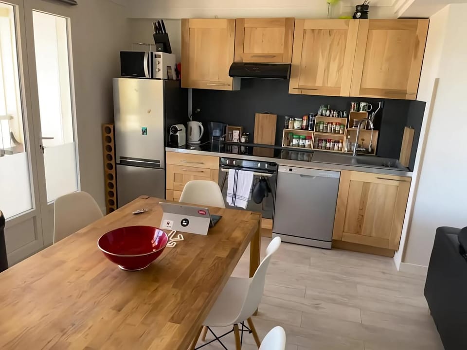 Coffee/tea facilities, Kitchen or kitchenette, Dining area, dishwasher, stove