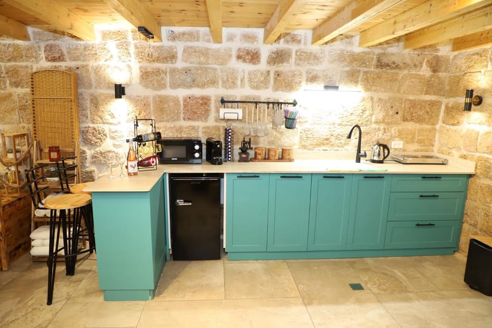 Kitchen or kitchenette, minibar