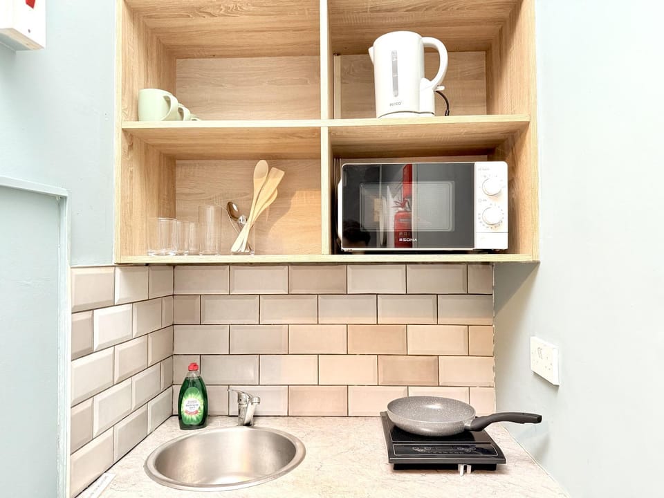 Coffee/tea facilities, Kitchen or kitchenette, stove
