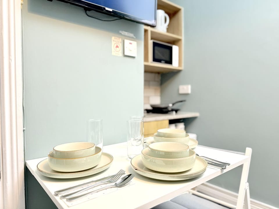 Coffee/tea facilities, Kitchen or kitchenette, Dining area, minibar