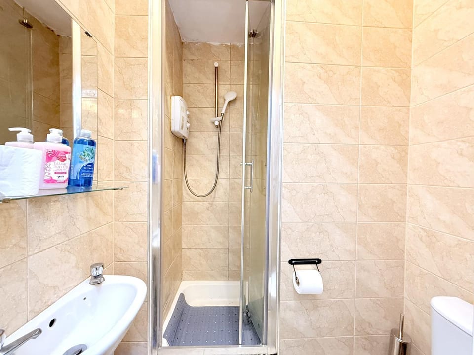 Shower, Toilet, Bathroom, towels