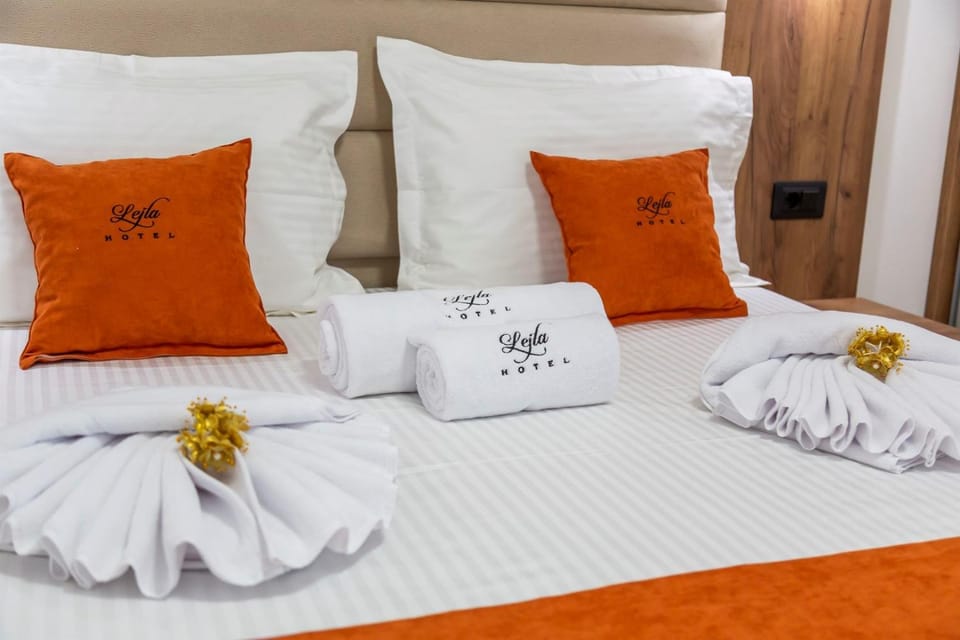 Bed, Bedroom, towels