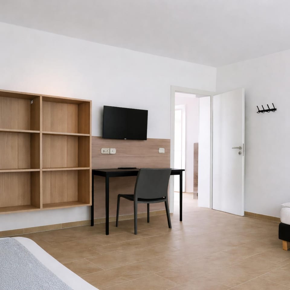 TV and multimedia, Photo of the whole room, Bedroom