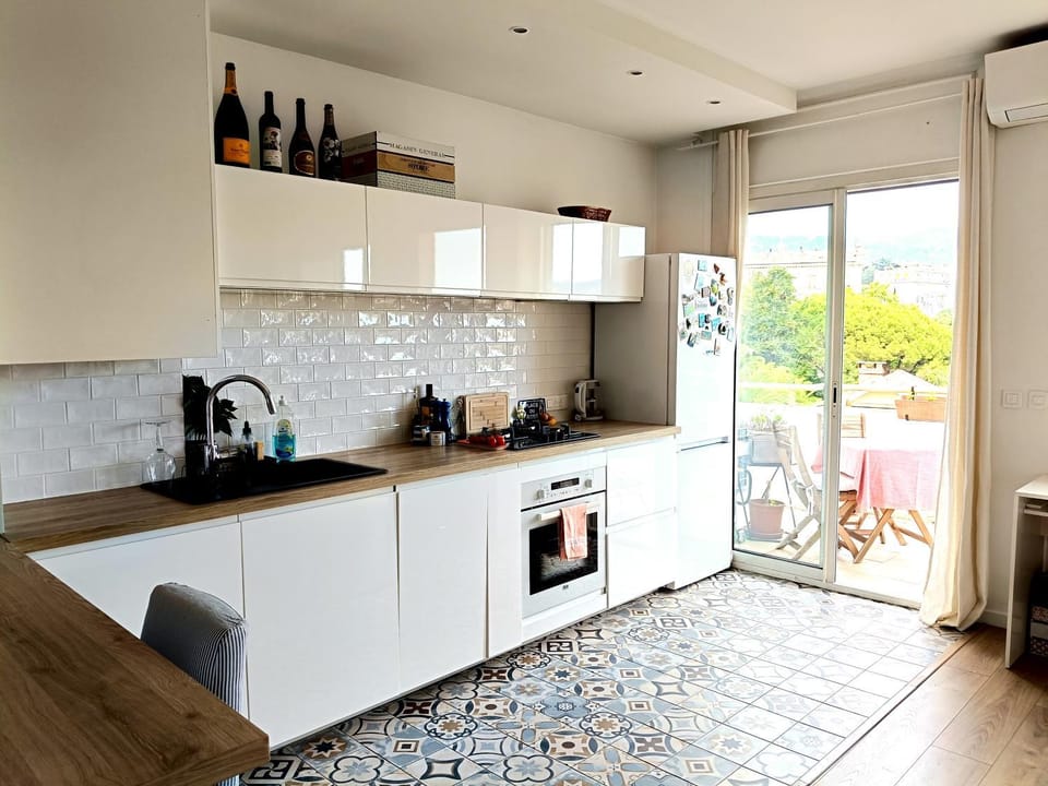 Coffee/tea facilities, Kitchen or kitchenette, dishwasher, oven, stove