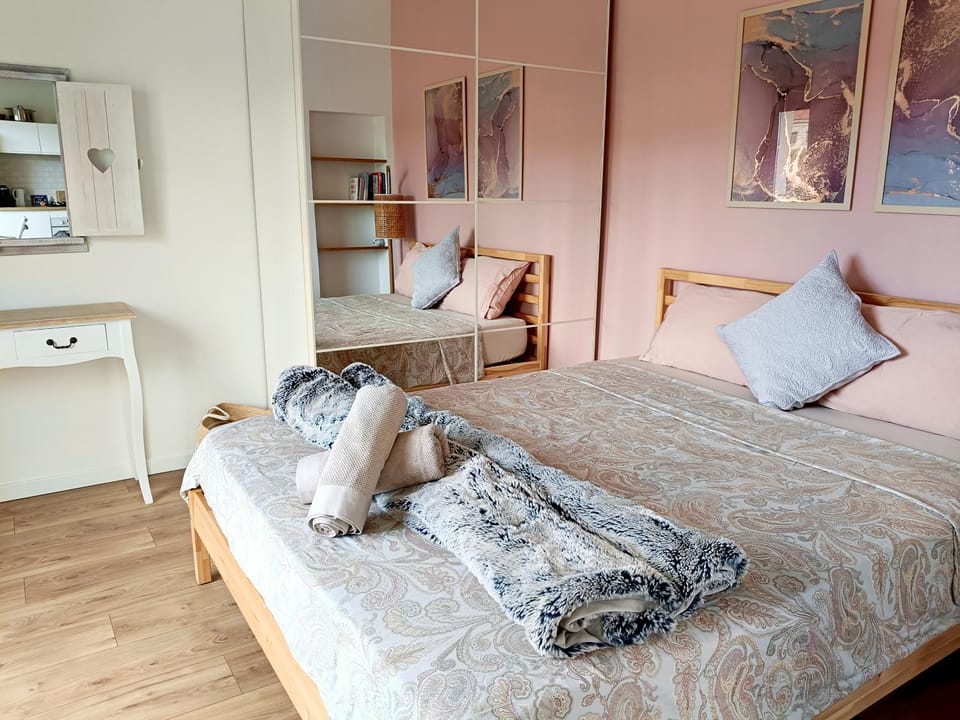 Bed, Photo of the whole room, Bedroom, towels, wardrobe
