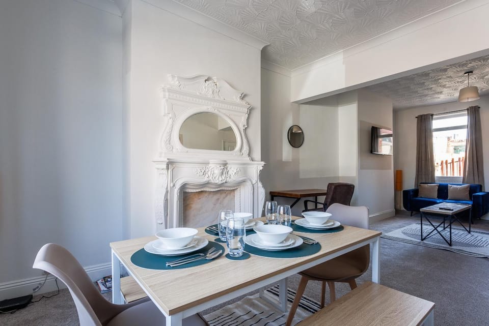 Spacious 2 bedroom with dining room House in England